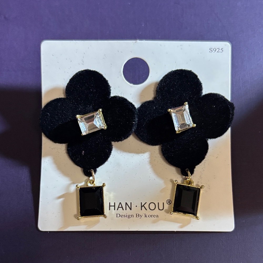 HAN KOU Black Floral Earrings